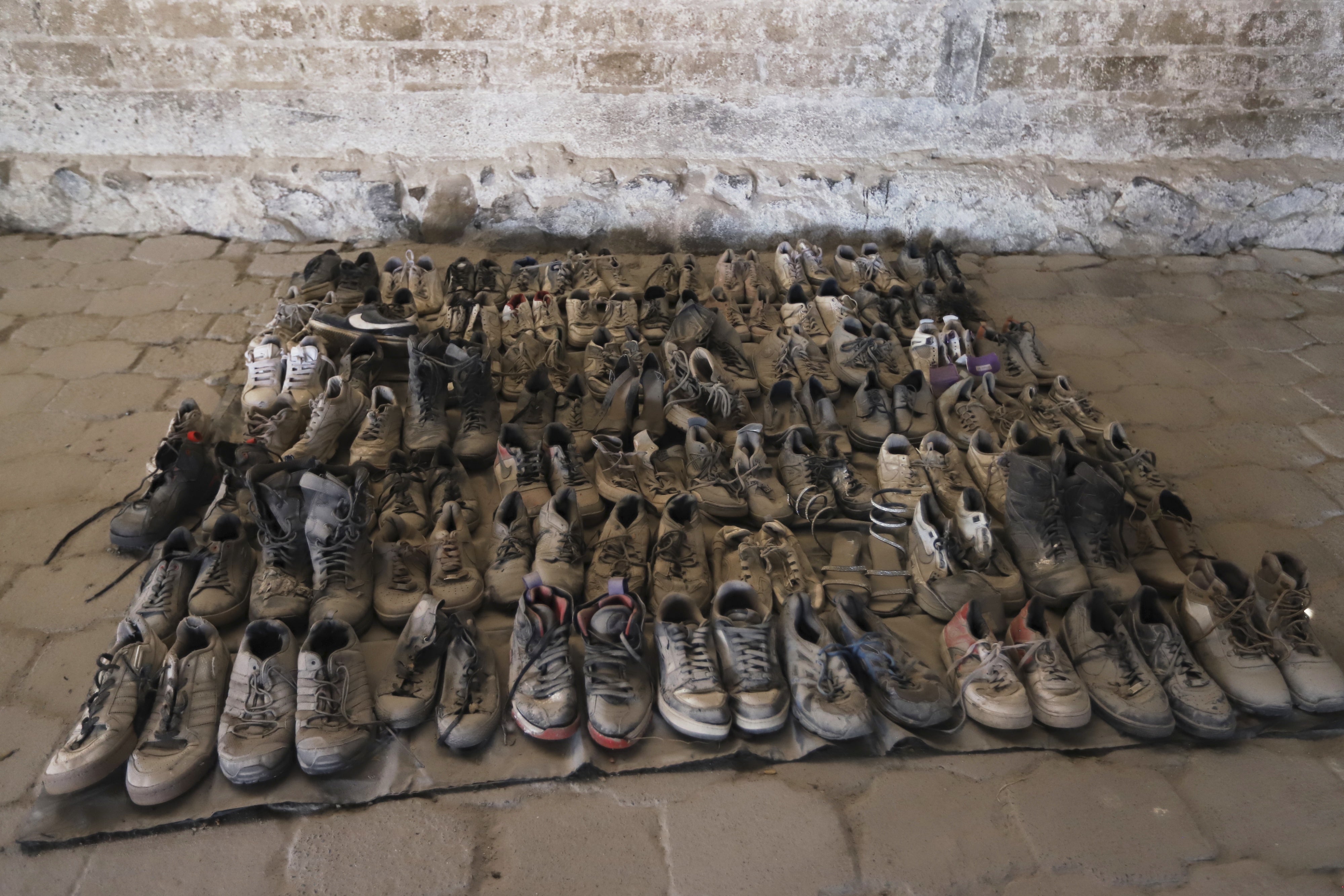 Zapatos en el rancho Izaguirre donde también se descubrieron restos óseos en el municipio de Teuchitlán, México, 11 de marzo de 2025.