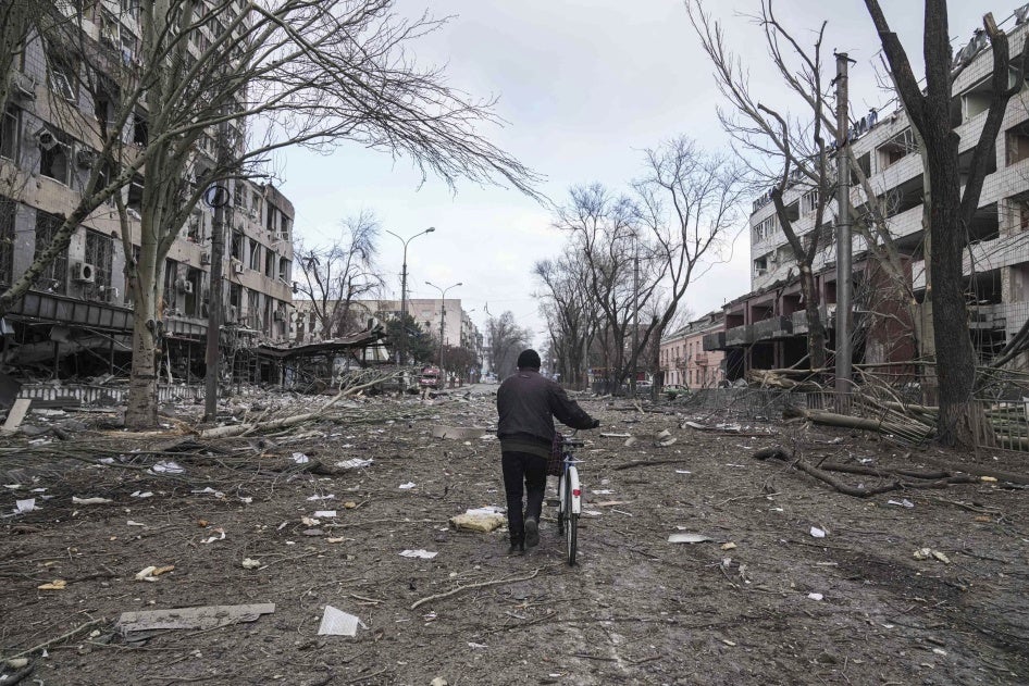 Rua Universytets’ka, no centro de Mariupol, Ucrânia, em 10 de março de 2022, um dia após aviões russos atacarem a área. 